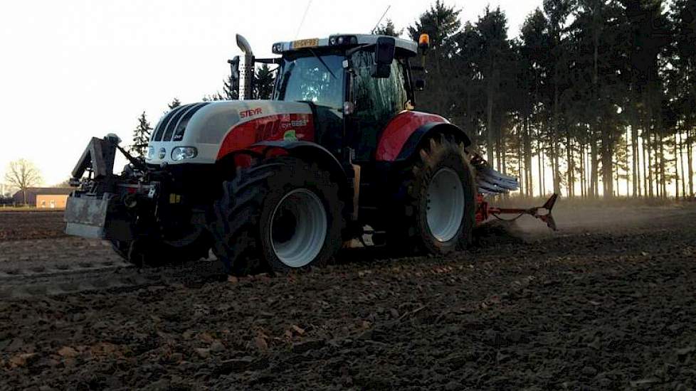 In Horst zijn medewerkers van Taco Agro aan het ploegen. Hier worden straks wortelen gezaaid. Tegelijkertijd werd op percelen in Grubbenvorst al waspeen gezaaid, zegt Jos Raedts. ‘De grond ligt er goed bij.’ Foto: Taco Agro