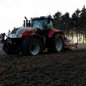 In Horst zijn medewerkers van Taco Agro aan het ploegen. Hier worden straks wortelen gezaaid. Tegelijkertijd werd op percelen in Grubbenvorst al waspeen gezaaid, zegt Jos Raedts. ‘De grond ligt er goed bij.’ Foto: Taco Agro