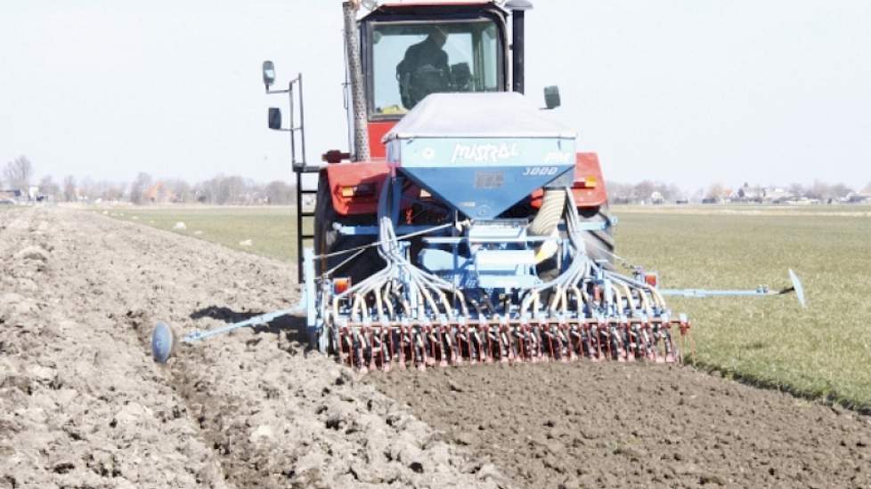 Een medewerker van loonbedrijf Kees van Diepen in De Weere (N-H) zaait zomertarwe. Foto: Ruth van Schriek