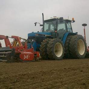 Ook Rick Voske is bezig met het klaarleggen van het bietenland. Foto: Rick Voske