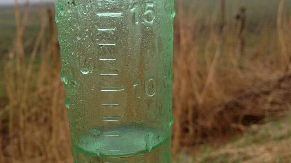 Robert Sleutel uit de Wieringermeer is blij met de ruim 5 millimeter neerslag in zijn regenmeter.