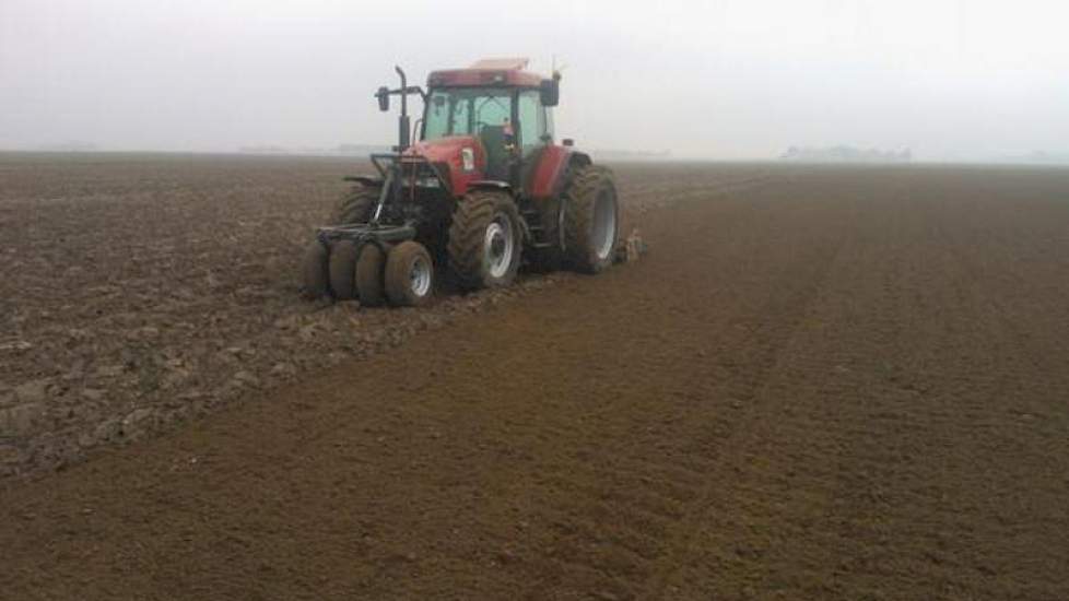 Bij Arjen Thieck is 6 millimeter neerslag gevallen. ‘Een prachtig buitje’, zegt de inwoner van Creil. ‘Het land klaarmaken gaat nu helemaal vanzelf.’