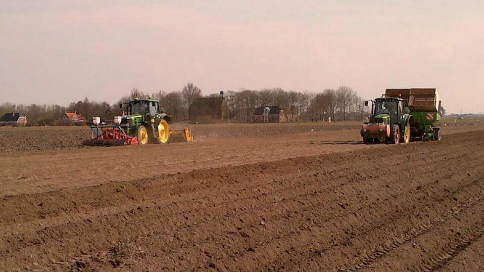 Bij Landjuweel in het Groningse Uithuizermeeden zijn maandag de eerste aardappelen gepoot. De aardappelen zijn van het ras Solist.