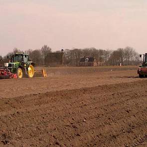 Bij Landjuweel in het Groningse Uithuizermeeden zijn maandag de eerste aardappelen gepoot. De aardappelen zijn van het ras Solist.