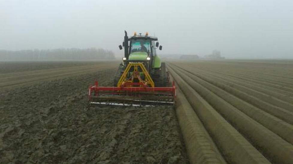 Wim de Witte uit Steenbergen trekt ruggen voor het zaaien van B-peen.