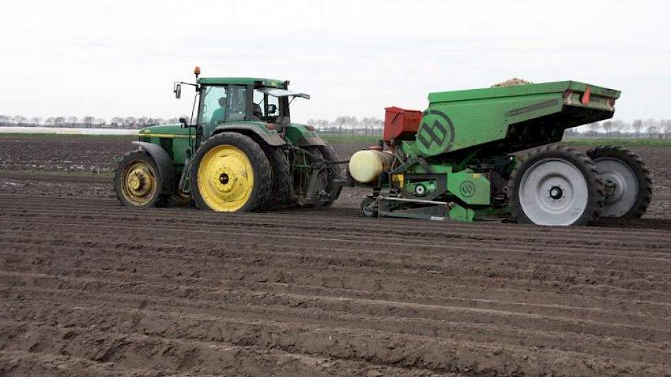 Voor Alfred Braspenning uit Hoeven gaat er niks boven een snarenbedplanter. 'Veel capaciteit en de machine kan grote maten pootgoed goed planten.'