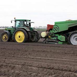 Voor Alfred Braspenning uit Hoeven gaat er niks boven een snarenbedplanter. 'Veel capaciteit en de machine kan grote maten pootgoed goed planten.'