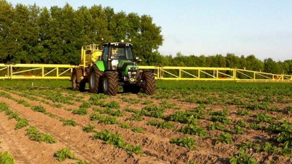 ’s Ochtends heeft Siebring zijn zetmeelaardappelen gespoten. ‘Perfect weertje’, zegt de akkerbouwer uit het Drentse Erica.