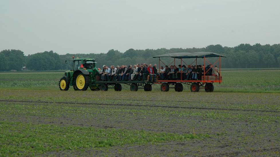 De belangstelling voor de bietendag is groot. De honderden akkerbouwers worden met platte wagens langs de proefveldjes geleid.