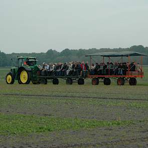 De belangstelling voor de bietendag is groot. De honderden akkerbouwers worden met platte wagens langs de proefveldjes geleid.