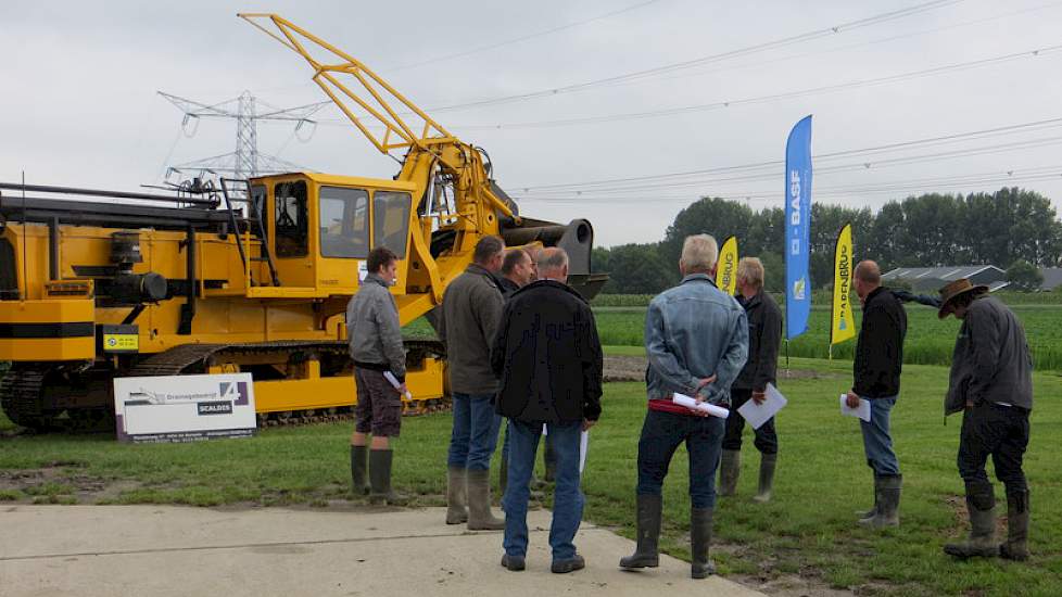 Bij een drainagemachine krijgen telers toelichting op het belang van een goede ontwatering van de bodem.