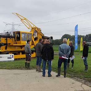 Bij een drainagemachine krijgen telers toelichting op het belang van een goede ontwatering van de bodem.