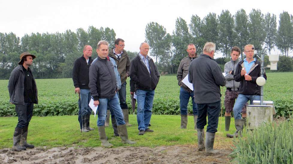 In de tarwe staat een septoriatimer van Bayer. Telers in de regio spuiten hun eigen tarwe volgens het advies van deze timer.