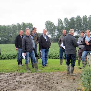 In de tarwe staat een septoriatimer van Bayer. Telers in de regio spuiten hun eigen tarwe volgens het advies van deze timer.