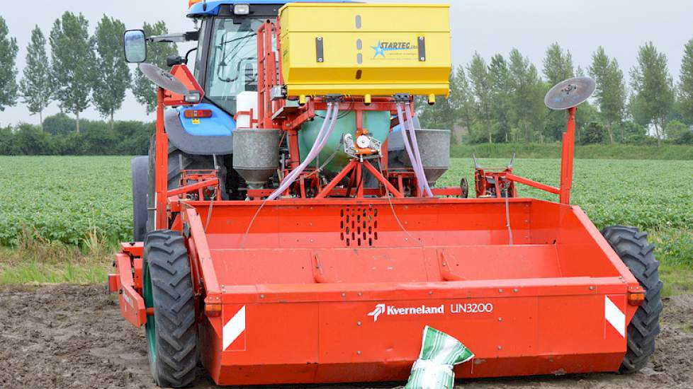 De gele granulaatbak zorgt voor de toediening van 30 kg Powerstart granulaat. Hiermee is 12 kg zuivere fosfaat in de rij bij de poter gebracht. Volgens Ronnie van Maldegem van De Witte Agro kunnen telers op deze manier gebruik maken van de maximale toedie