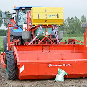 De gele granulaatbak zorgt voor de toediening van 30 kg Powerstart granulaat. Hiermee is 12 kg zuivere fosfaat in de rij bij de poter gebracht. Volgens Ronnie van Maldegem van De Witte Agro kunnen telers op deze manier gebruik maken van de maximale toedie