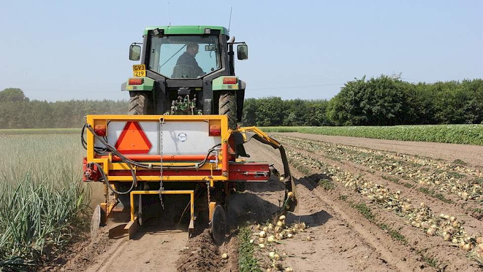 Smits rooit met een voorraadrooier van McLouis.