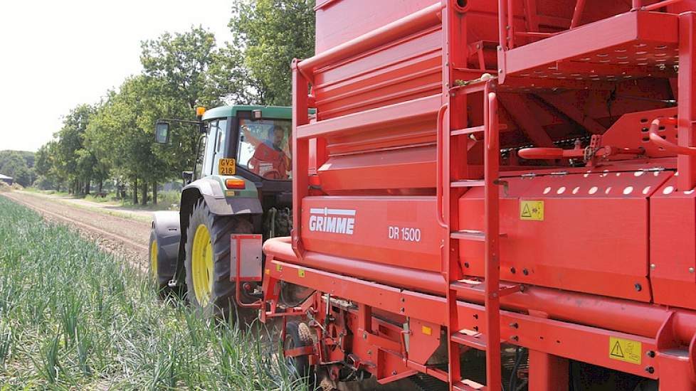 In Oostrum laadt Wilbert van de Winkel van hetzelfde loonbedrijf plantuien bij Herman Verheijen met een omgebouwde aardappelrooier van Grimme.