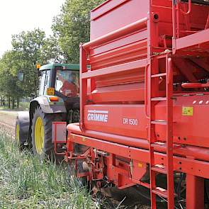 In Oostrum laadt Wilbert van de Winkel van hetzelfde loonbedrijf plantuien bij Herman Verheijen met een omgebouwde aardappelrooier van Grimme.