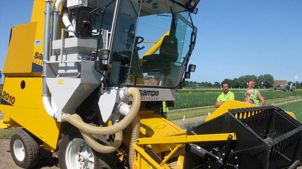 Tanja de Vries geeft uitleg over de mini-combine, ontwikkeld door Proeftuin Zwaagdijk, Loonbedrijf Verbruggen en de Oostwaardhoeve. Deze min-combine is bedoeld om graanproeven op proefveldjes in Nederland te oogsten. De machine meet onder meer het gewicht