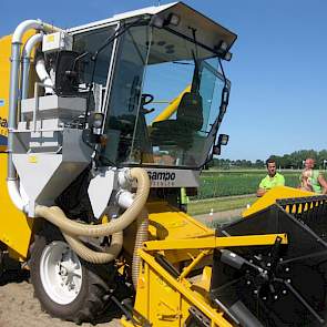 Tanja de Vries geeft uitleg over de mini-combine, ontwikkeld door Proeftuin Zwaagdijk, Loonbedrijf Verbruggen en de Oostwaardhoeve. Deze min-combine is bedoeld om graanproeven op proefveldjes in Nederland te oogsten. De machine meet onder meer het gewicht